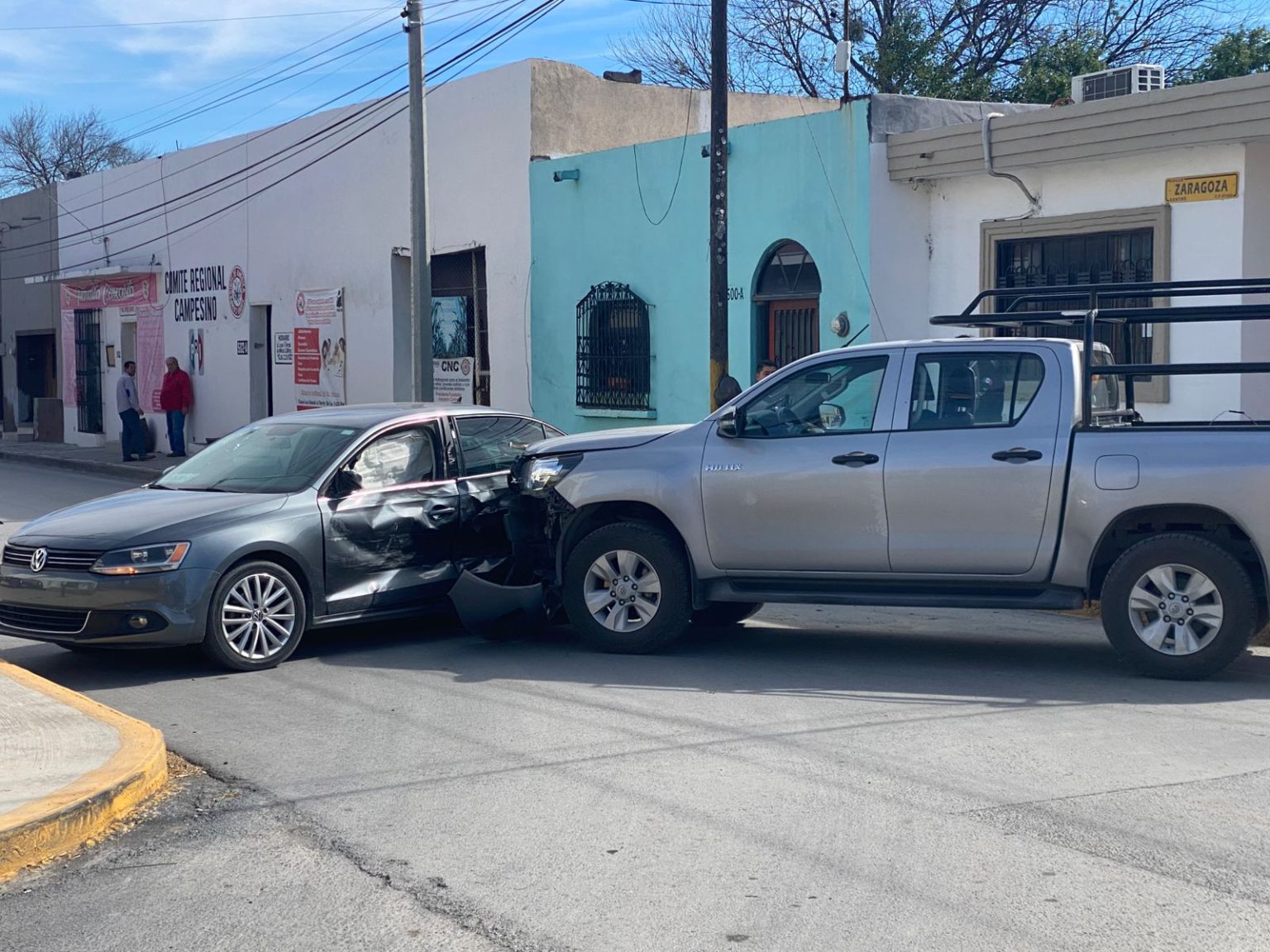 Camioneta se pasa alto y choca contra vehículo – Periódico La Última ...